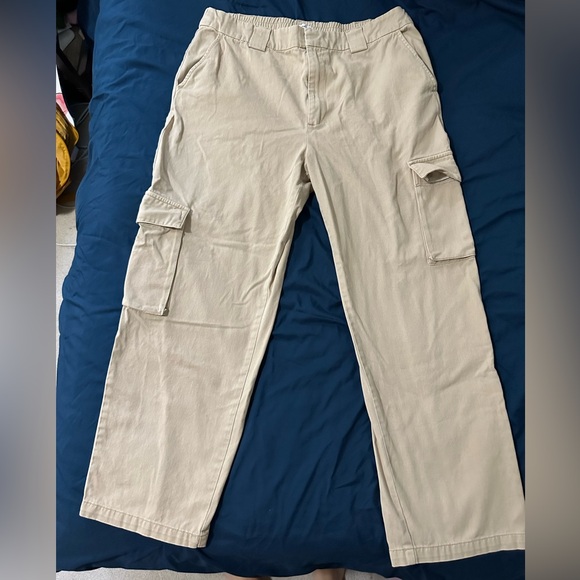 Aritzia TNA Beige Cargo Pants - Picture 2 of 5